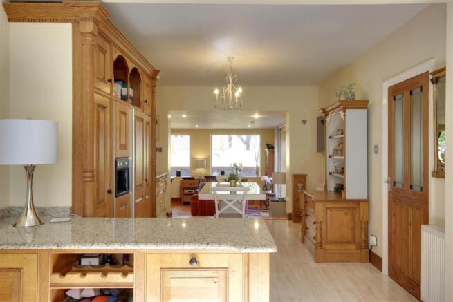 6 bed Detached for sale Image 7