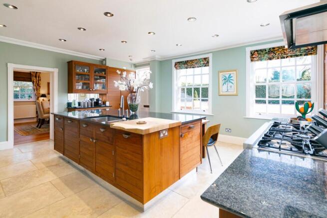 5 bed Detached for sale Image 11