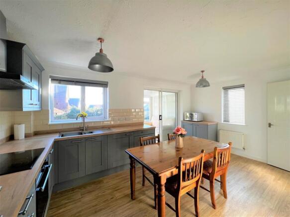 new kitchen 2.jpg