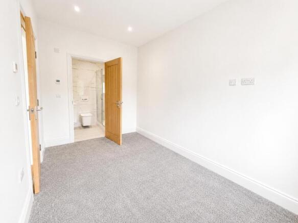 4 bed Semi-Detached to rent Image 8