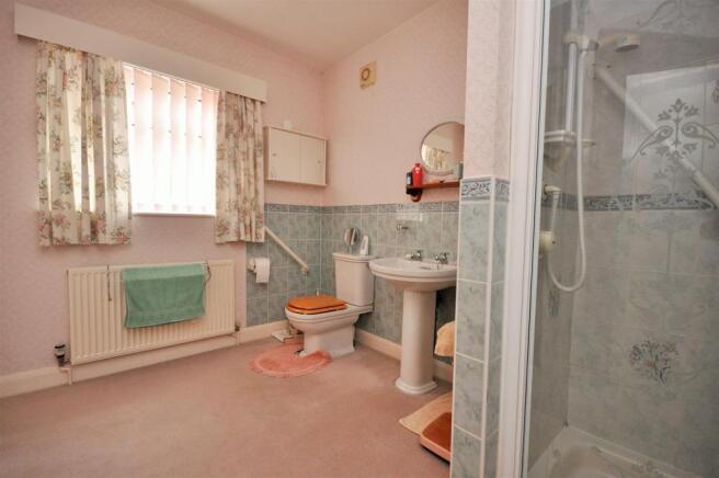 EN-SUITE SHOWER ROOM