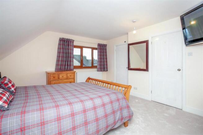 Bedroom 1 En-Suite Closed.jpg