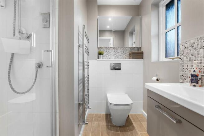 30 Russell Close - En-suite (brochure).jpg