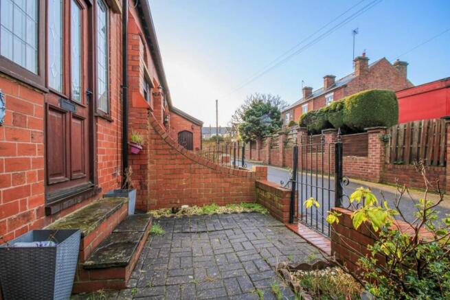 2 bed End of Terrace to rent Image 9
