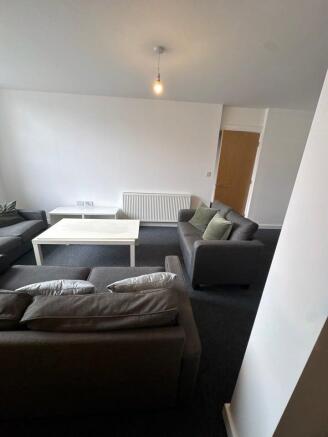 5 bed Apartment to rent Image 9