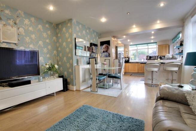 KITCHEN / FAMILY ROOM