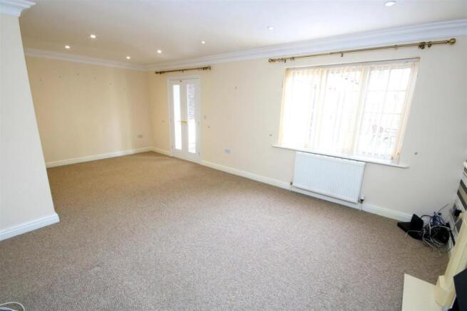 OPEN PLAN LOUNGE & DINING ROOM