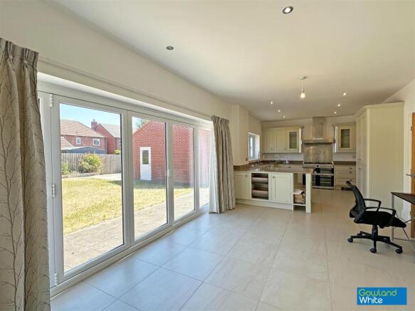 5 bed Detached for sale Image 7
