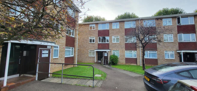 Rarely available large ground floor 2 bed flat