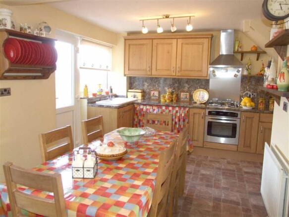 KITCHEN/DINING ROOM