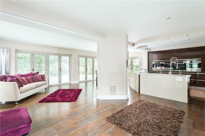 5 bed Detached for sale Image 5