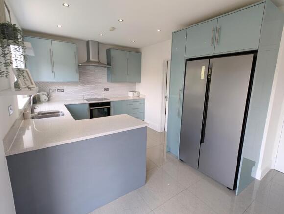 5 bed Detached for sale Image 8