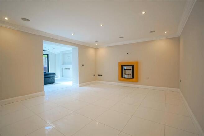 6 bed Detached for sale Image 5