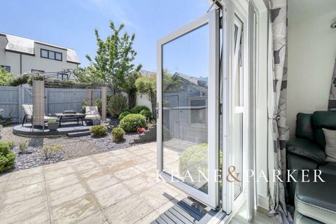Lounge to Garden