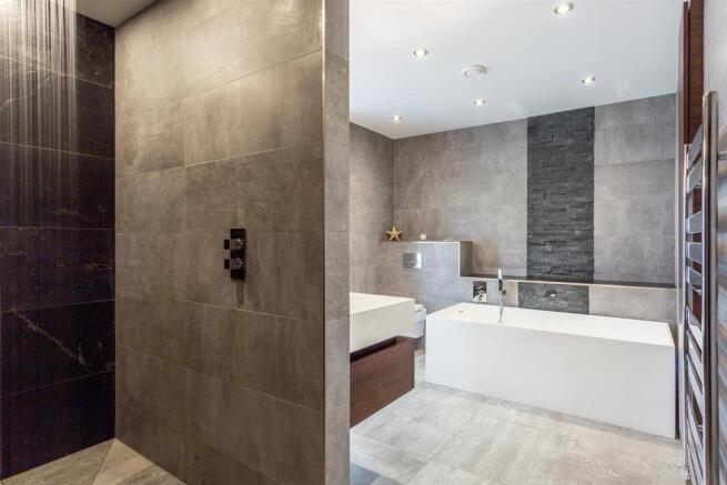 Contemporary En-Suite Bathroom/Wet Room