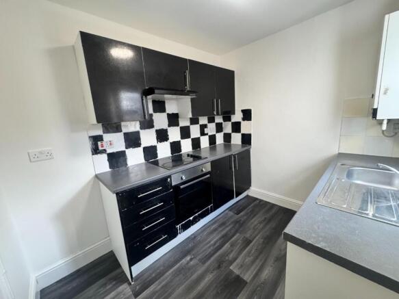 2 bed Terraced to rent Image 8