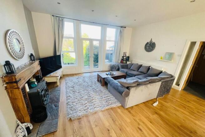 Kitchen / Lounge