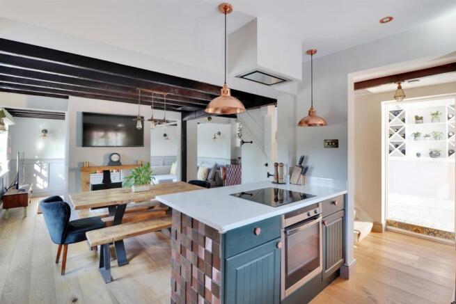 Kitchen 2.jpg
