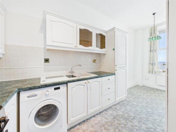 2 bed Flat for sale Image 5