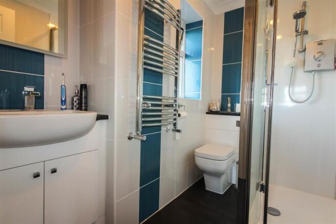 Master Ensuite.JPG