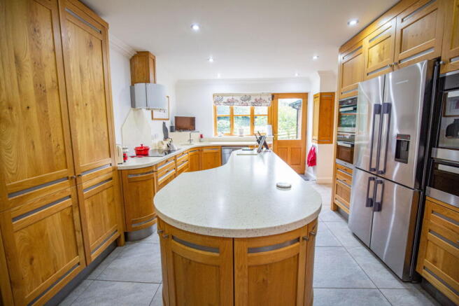 5 bed Detached for sale Image 8