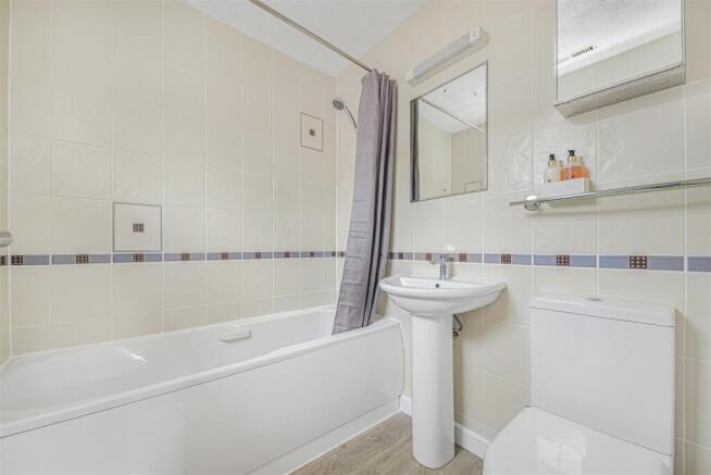 EN-SUITE BATHROOM