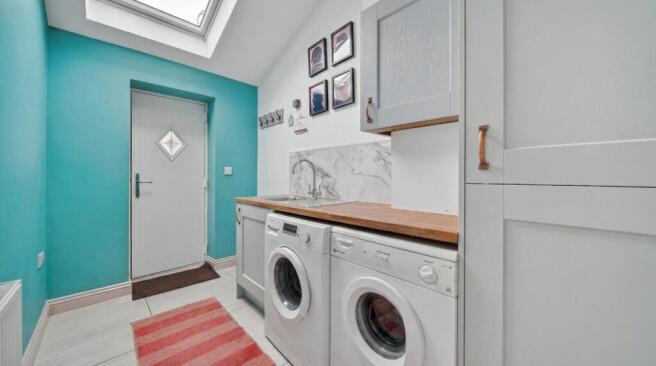5 bed Semi-Detached for sale Image 8