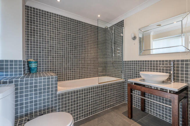 En-Suite Bath Roo...