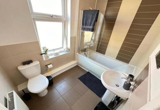 6 bed House to rent Image 6