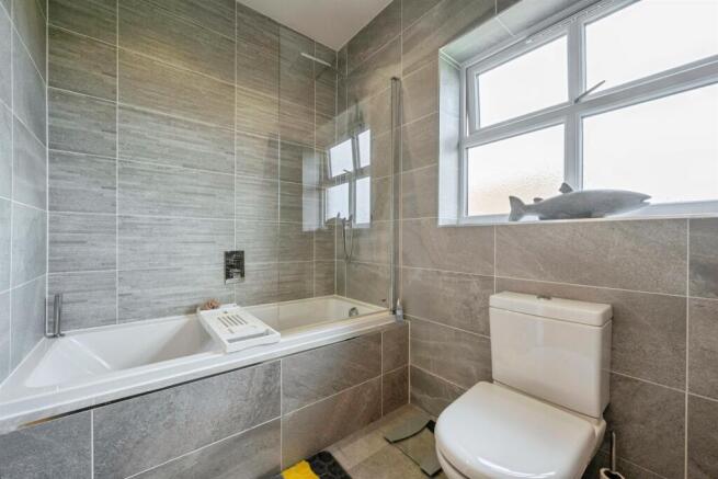 5 bed Detached for sale Image 7