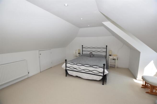 MASTER BEDROOM INCORPORATING DRESSING ROOM