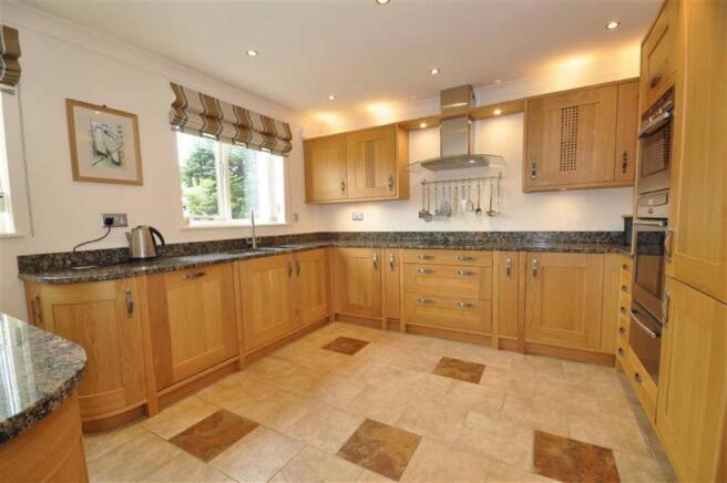 KITCHEN / BREAKFAST 