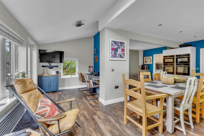 5 bed Semi-Detached for sale Image 8