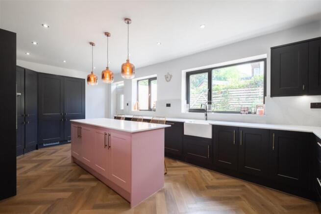 4 bed Detached for sale Image 7