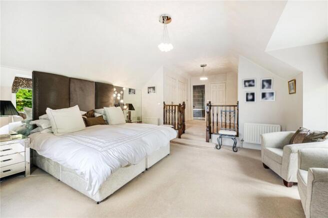 5 bed Detached for sale Image 9