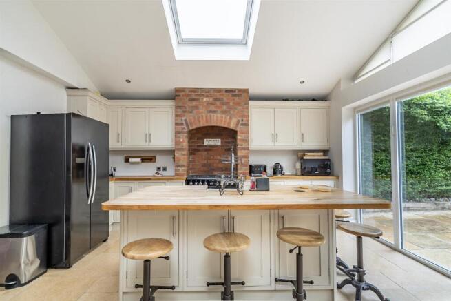 3 bed Semi-Detached for sale Image 6