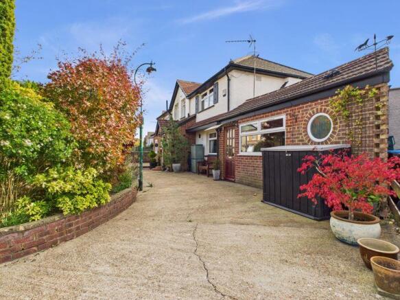 FRONT ASPECT & DRIVEWAY