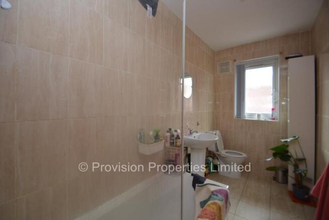 4 bed Terraced to rent Image 5