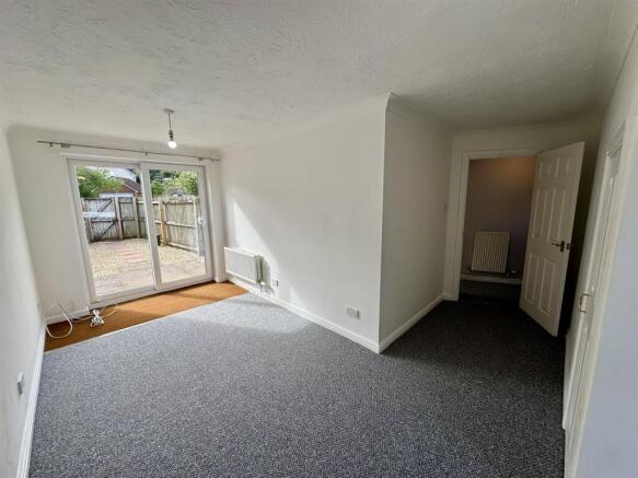 Living Room (2/2)