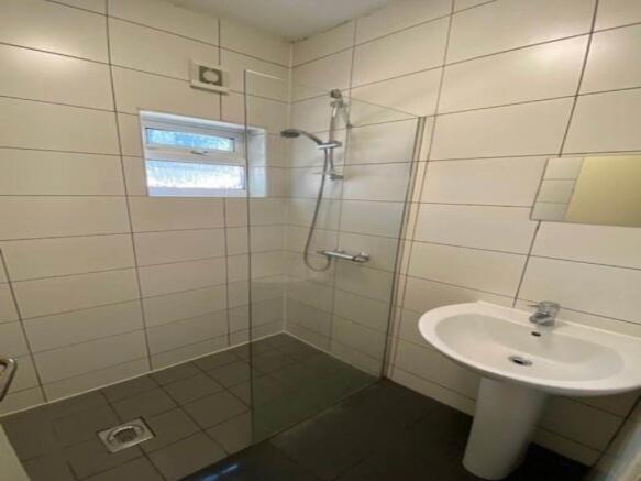 32 Treherbert bathro