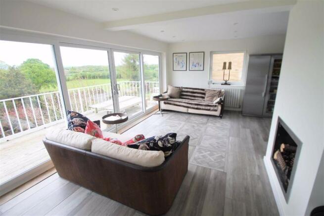 LOUNGE AREA