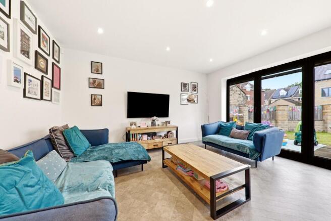 5 bed Detached for sale Image 8