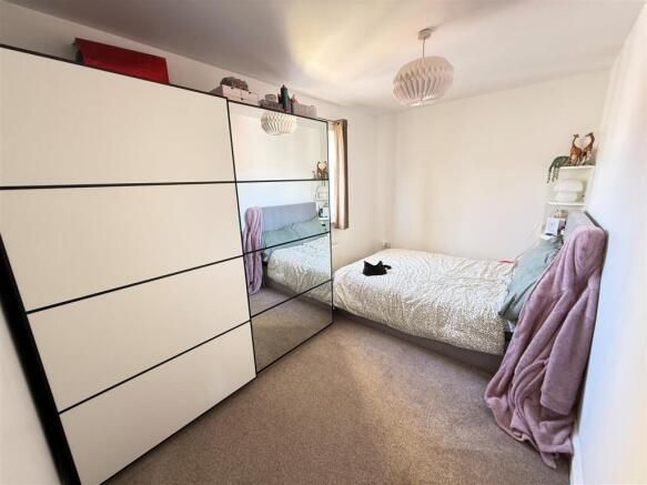Edwards Court bedroom 1.jpg
