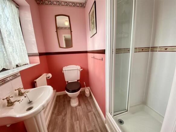 EN-SUITE SHOWER ROOM