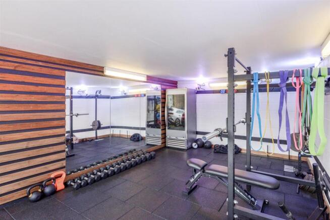 GARAGE/GYM