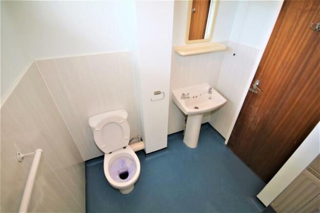 Family Bathroom a.JPG