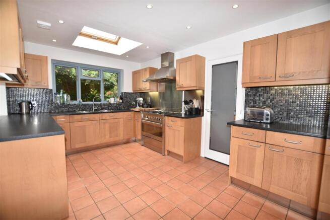 KITCHEN/BREAKFAST ROOM