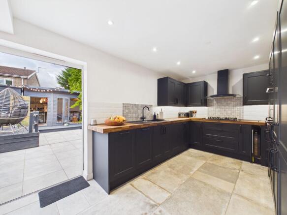4 bed Detached for sale Image 9