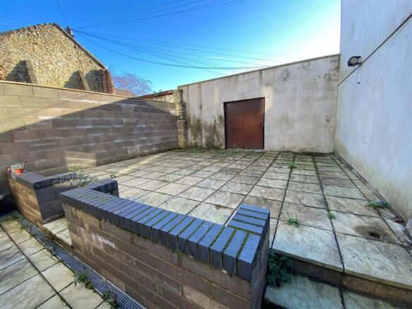 2, 206 Holton Road - rear garden.jpg