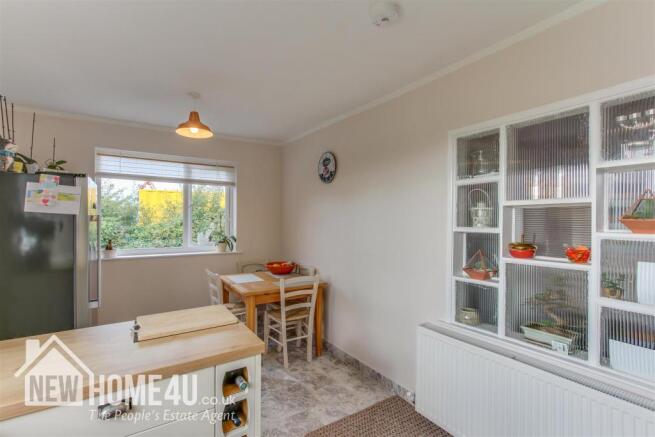 KITCHEN / DINER: